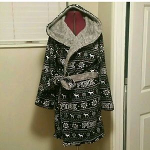 NWT VS PINK 2016 REVERSIBLE ROBE